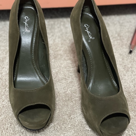 Olive green 8.5 peep toe heels. Only worn once. - Picture 3 of 4